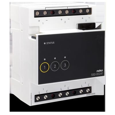 Niko analogt styringsmodul 0-10V til Home Control med plads til tre lysdæmpere, set fra skrå vinkel med synlige terminaler.