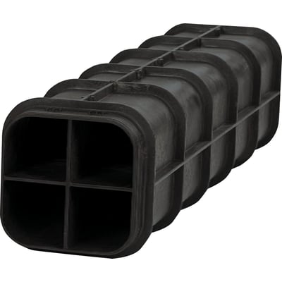 Uni-Seals Fortis Multi Duct Quattro kabelkanalsystem i sort, set skråt forfra med fire separate kabelkanaler.