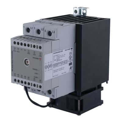 Carlo Gavazzi 2-polet analogstyret solid-state-relæ med grå front, sorte køleribber og synlige tilslutninger, set skråt forfra.