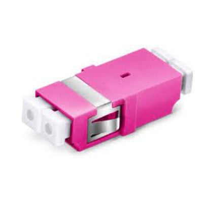 Adapter OM4 SC/PC Simplex i lilla plastik med metal-clips og hvide SC-terminaler, uden flange.