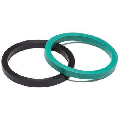 To ringformede pakninger, en sort og en grøn, vist på hvid baggrund.