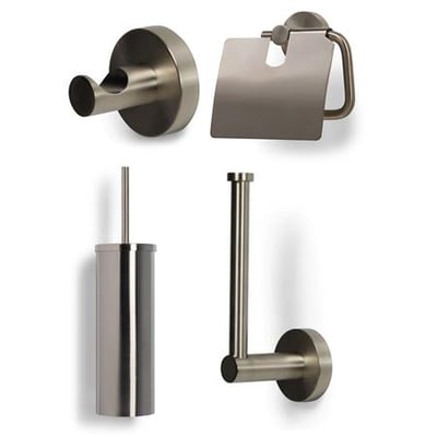 Et komplet toiletsæt i børstet nikkel med toiletrulleholder, toiletbørste, håndklædekrog og reservepapirholder præsenteret på en hvid baggrund.
