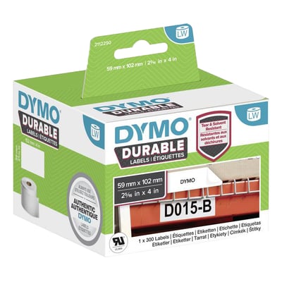 Emballage med hvide DYMO LabelWriter-forsendelsesetiketter på 59 x 102 mm, vist med en etiket på en reol.
