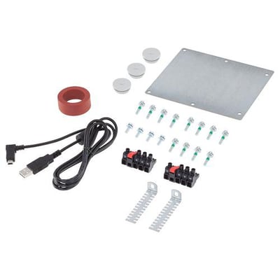 Siemens Sinamics G120P kit PM230 FSF monteringssæt med kabler, skruer, klemmer, dæksel og en rød pakning på hvid baggrund.