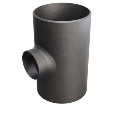 Tee P235GH i stål med dimensionerne 219,1/6,3 x 114,3/3,6 mm, vist på hvid baggrund.