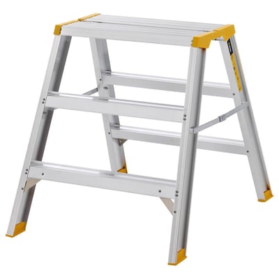 Arbejdsbuk 55AB fra W.steps, vist fra siden med 3x3 aluminiumstrin, gule detaljer og en bred ståflade på 600x300 mm.