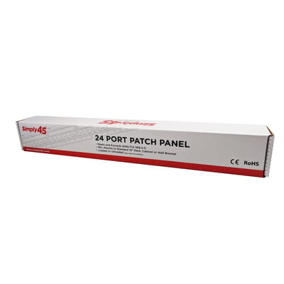 Simply45 24 port patchpanel emballage i hvid pap med rød Simply45 logo og produktinformation.