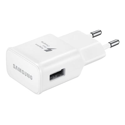 Hvid Samsung rejseadapter med USB-port og to runde stikben, vist skråt forfra.