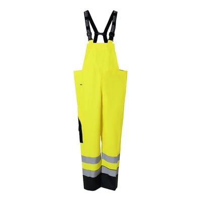 Lyngsøe Rainwears brandhæmmende hi-vis regnoveralls i str. XL ses forfra med gule bukseben, sorte seler og grå refleksbånd.