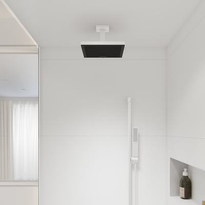 Hansgrohe loftbefæstigelse i mat hvid, 100mm, monteret i et moderne badeværelse med en hovedbruser og hvidt brusehoved.