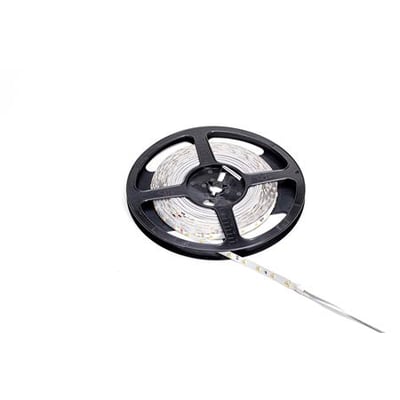 En rulle med en LED-strip 4K IP20 på en sort spole, med en del af strippen rullet ud på hvid baggrund.