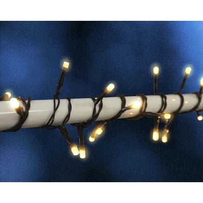 Nærbillede af Veli (a) LED lyskæde med 720 varmhvide lys og sort ledning snoet om et hvidt rør.