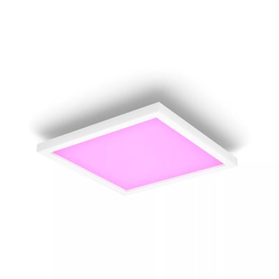 Kvadratisk Philips Hue Aurelle lyspanel på hvid baggrund, der udsender pink lys med hvid ramme.