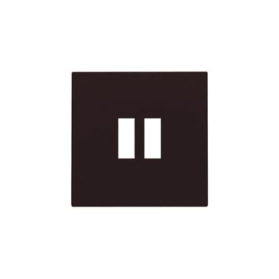 Niko afdækning i mørkebrun til 2 x USB-A opladere med to hvide rektangulære åbninger på hvid baggrund.