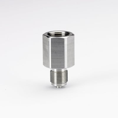 Nærbillede af Danfoss sensor adapter G 1/2" pulse snubber i metal, viser både indvendigt og udvendigt gevind.
