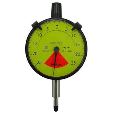 Mitutoyo måleur 2971TB med gul urskive og sort visere, angiver 0,01 mm præcision. Synlig SHOCK PROOF mærkning og rødt advarselstrekant.