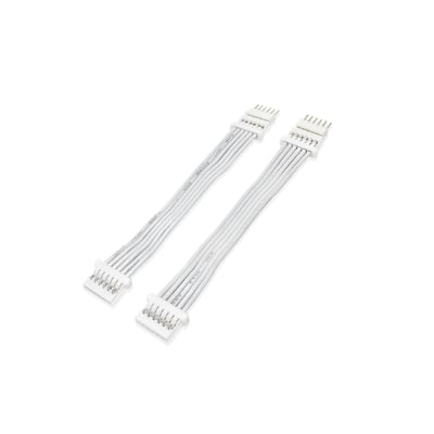 To hvide 5 cm HiluX kabler til Philips Hue LightStrip V4, som ligger parallelt på en hvid baggrund.
