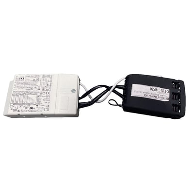 SG Armaturen Sense driver kit til 1050mA/5000lm med DALI/1-10V/Impuls dæmpning, hvid og sort enhed forbundet med kabler.