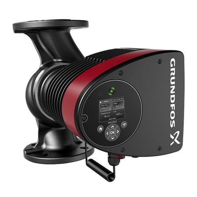 Grundfos MAGNA3 40-100 F cirkulationspumpe med sort og rød pumpeenhed, flanger og TFT-display set skråt forfra.