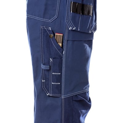 Nærbillede af Kansas 255K håndværkerbukser i blå bomuld med CORDURA forstærket tommestoklomme og blyant.
