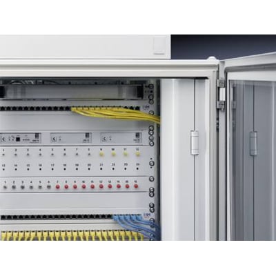 Rittal VX IT luftstyreplade, 800x2200mm, monteret i et åbent serverkabinet med gule og blå netværkskabler.