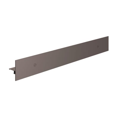 Svedbergs Skoga brusehylde i mocca aluminium, set skråt med en lang opkant og en smal hylde langs kanten.