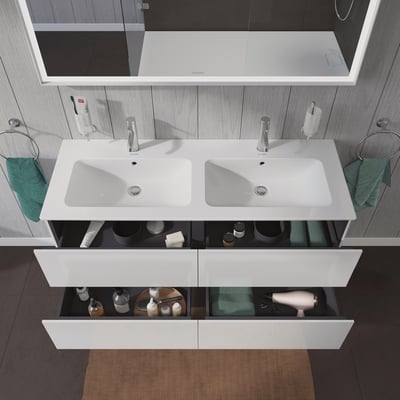 Duravit L-Cube underskab med dobbeltskabsløsning, 550x1290x481 mm, med åbne skuffer og synlige toiletartikler.