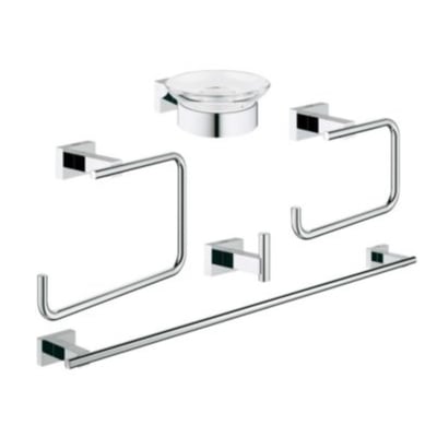 GROHE Essentials Cube 5-i-1 tilbehørssæt i krom, bestående af sæbeskål, håndklædering, papirholder, krog og håndklædestang.