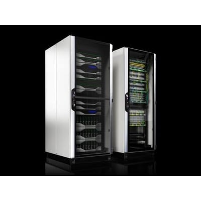 Rittal VX IT serverskab dynamisk 800x2200x1000 mm med to skabe side om side, en med lukket dør og en med åben dør, der viser udstyr.