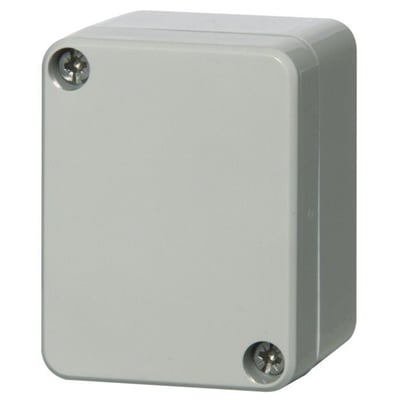Nærbillede af Fibox Euronord PC050705 monteringskasse i lysegrå polycarbonat, med synlige skruer i hjørnerne på frontpanelet.
