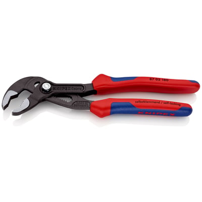 Knipex Cobra vandpumpetang i aktion, der griber fat om en messingfitting, med fokus på kæberne.