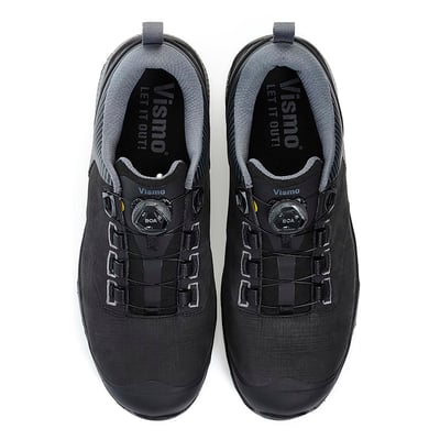 Sikkerhedssko EB59B BOA fra Vismo i sort, størrelse 48, vist ovenfra med fokus på BOA lukkesystemet.