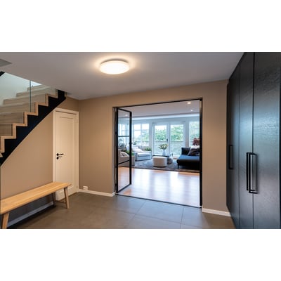 SG Armaturen Frosta 330, et rundt, hvidt væg-/loftarmatur med 3000K lys, monteret på et loft i en moderne entré.