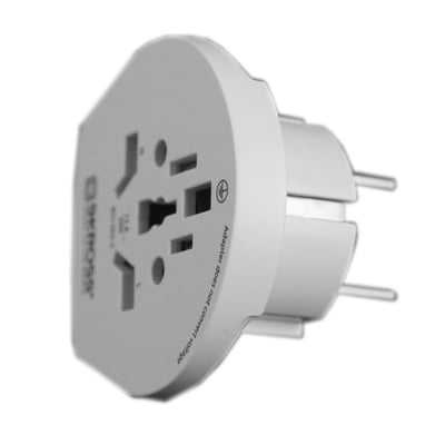 Skross rejseadapter i hvid, designet til at tilslutte enheder fra hele verden til europæiske stikkontakter med Schuko-stik.