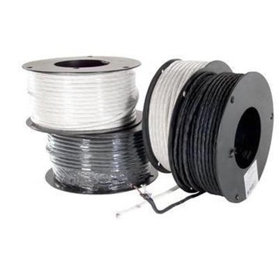 Tre ruller med stofledning på sorte spoler; to er hvide og en er sort, alle 2x0,75mm² og 100 meter lange.