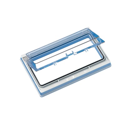 Schneider Electric klaplåg klar til 10 moduler, med blå og hvid kant og gennemsigtigt låg.