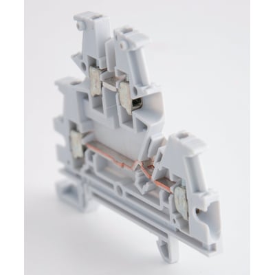 Legrand dobbeltklemme i grå plast med 2,5MM² og 5MM ledningskapacitet, vist fra siden med en let vinkling.