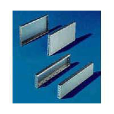 Rittal sokkelblender TS i rustfrit stål, vist i forskellige vinkler og kombinationer på blå baggrund.