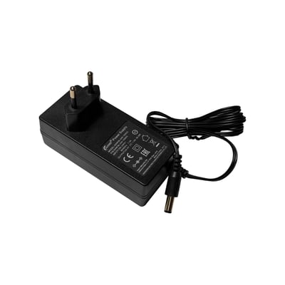 Sort Mikrotik-strømforsyning SAW36-240-1500 med netstik, ledning og rundt DC-stik, set skråt ovenfra.