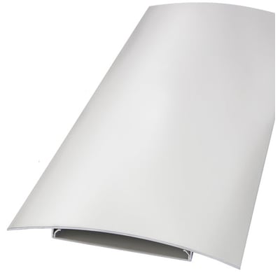 Hvid gulvkanal i aluminium, 1,5 meter lang og 150 mm dyb, set skråt med kabelrummet synligt under afdækningen.