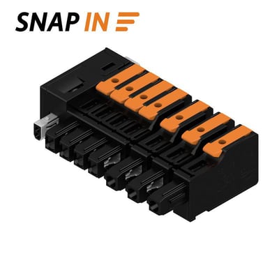 Weidmüllers 7-polede hybridstik til printtilslutning ses skråt forfra med sort hus og orange SNAP IN-klemmer.