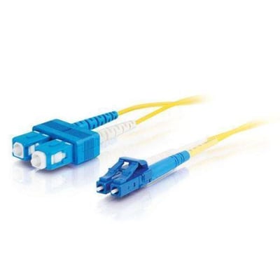 CommScope OS2 Teraspeed duplex fiber patchkabel med LC-SC stik i blå og hvid, 5,19m længde og gul kappe.