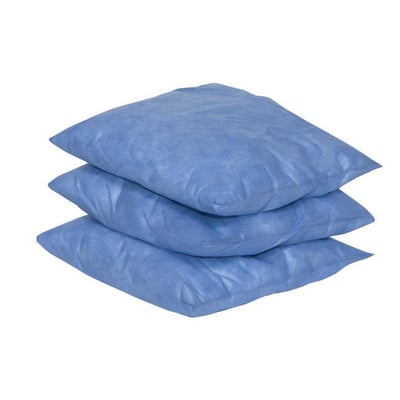 Blå olieabsorberingspuder til olie og oliebaserede produkter ligger stablet; hver pude måler 40 x 40 cm og sælges i 16 stk.