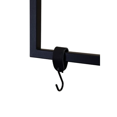 Metallbude S-krog i sort læder med sort metal S-krog, vist på en sort metalstang med hvid baggrund.