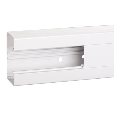 OptiLine 45 installationskanal i polarhvid PVC, 95x55 mm og 2 meter lang, med en åben front og monteringsspor.