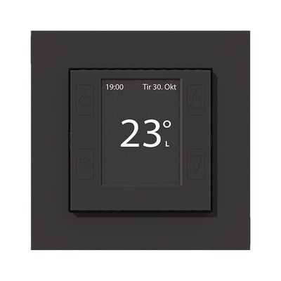 mTouch One termostat og regulator i polarhvid (RAL9010) med sort digitalt display, der viser 23 grader. Møblerne er lavet af plast.
