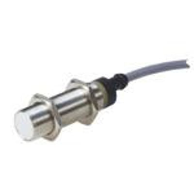 Carlo Gavazzi M18-induktivaftaster IA18ELF05UC med 5 mm rækkevidde, metalhus og kabel, set skråt fra siden.