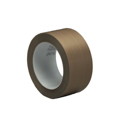 Brun rulle 3M antifriktionstape 5451, 50 mm x 33 meter, set skråt med den oprullede tape synlig.