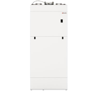 Nilan Compact P2 KF AIR ventilationsanlæg i hvidt, viser toppen med tilslutninger og Nilan logoet tydeligt.