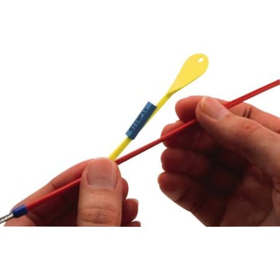 Weidmüller montageværktøj SF-Tool 1 til SF 1 ledningsmærker, vist i brug med en hånd der holder en rød kabel med blå terminal.